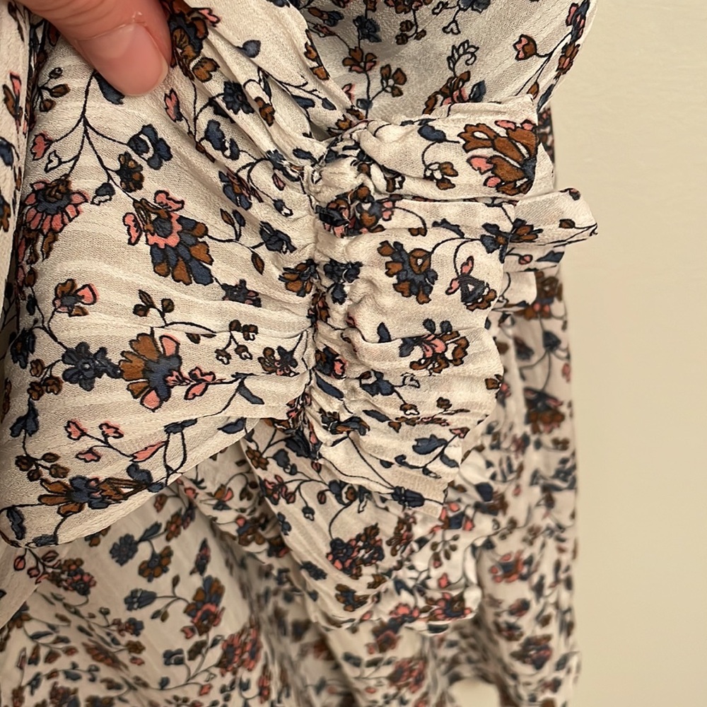 Cream and floral Loft EUC ruffle long sleeve - Picture 4 of 7